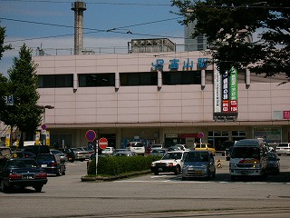 JR富山駅と掲げられた薄い桃色の駅舎正面