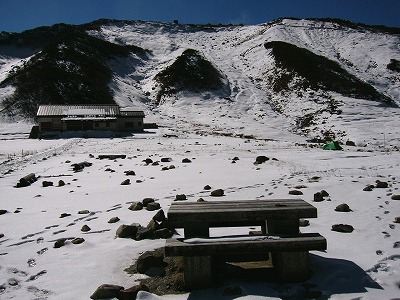 雪原にあるキャンプ管理所
