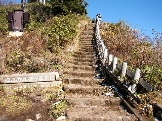 階段先にある立山カルデラ展望台の様子