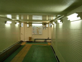 横長の長方形の切り口を持ったトンネル。上右左は白のペンキ塗りで、下は緑色。蛍光灯が多くて明るい。