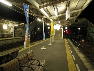 夜の窪川駅の2・3番線ホーム