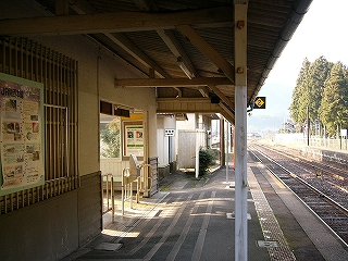 回廊内から。左手に駅舎の壁そして駅舎への多くの間口がある。