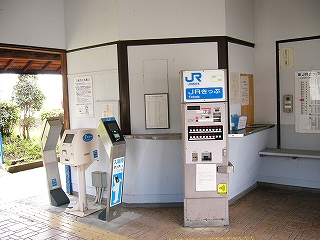 出札口の前に置かれて改札機器と券売機。