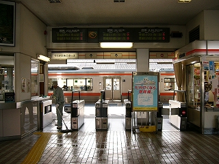駅舎内から見た自動改札の並び。天井付近には2段式のLED式行先案内が横に3つ並んでいる。