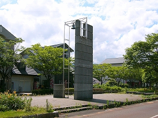 片方がコンクリートの柱、もう片方がステンレスのパイプで支えられた鐘。