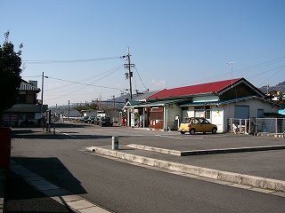 駅前の敷地と赤い屋根の駅舎。