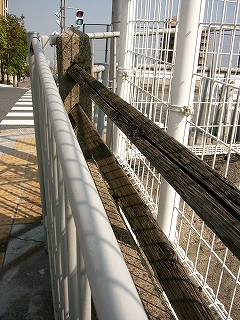 白い鉄パイプで作られた現代の柵、風化しかけたコンクリートに木の棒を2本通したとても古そうな柵、そして白い網のフェンスの3つが並んでいる写真。