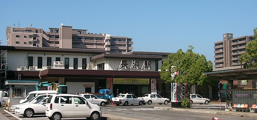 広い駐車場を挟んだ向こうにある長浜駅駅舎。