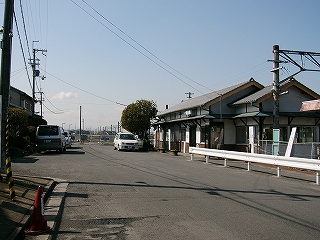駅前の広いスペース、右手に駅舎。
