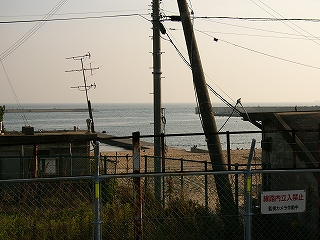 電信柱とフェンスと海。