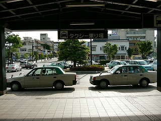 駅前のタクシー。