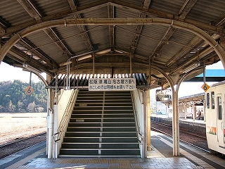階段上り口。上り口の上からは「松阪・津・亀山・名古屋方面へおこしの方は陸橋をお渡りください」と書かれた案内板が吊られている。