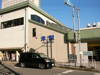 橋上駅への階段の側面。青字で「津駅」と駅名表示がされている。