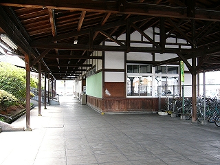 回廊の端は広いスペースになっていて、大屋根がついている。