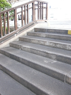 階段は、幅の広い石段になっている。