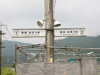 コンクリートの柱の左右に横長の番線案内表示。白地に黒い字で書かれている。