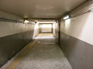 壁がツートンカラーの地下道内。