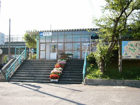 名立駅駅舎入り口の外観