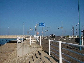 白い名立大橋と青い海2