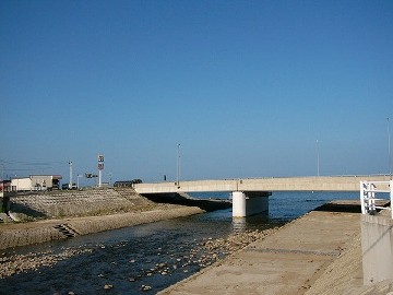 白い名立大橋と青い海1