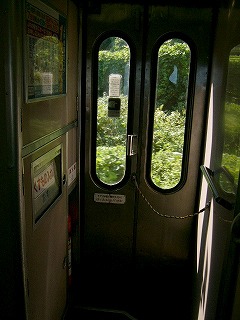 列車内からデッキを撮影