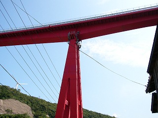 赤い巨大な鉄橋