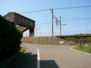 青海川集落の道から駅を見る