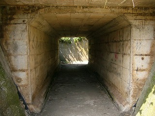 暗がりの四角く低いトンネル