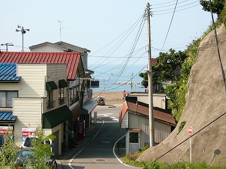 長岡方面のホームから海水浴場を見る