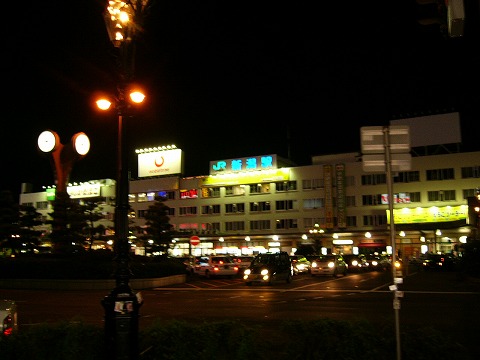 新潟駅。上部には青い字で「新潟駅」と光っている。