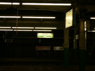 夜の新潟駅ホーム