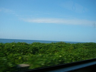 車窓から大海原を望む