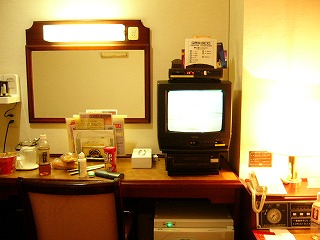 ホテルのテレビや机