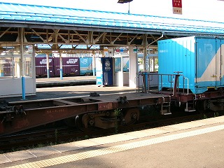 直江津駅に停車している多くの貨物列車