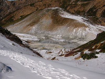 硫化水素の滞留する雪も積もった褐色の谷