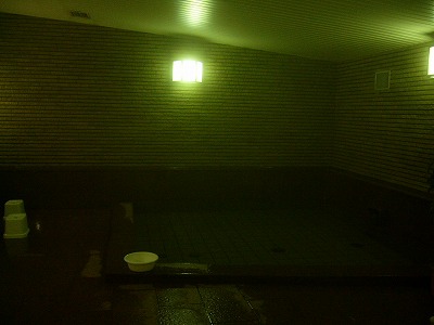 薄緑のランプが灯る暗い大浴場