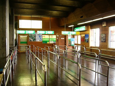 緑の電灯式案内板がいくつも並ぶ高原バス乗り場