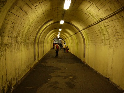 黒部ダムへ抜ける白壁の幅広いトンネル