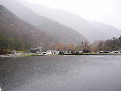 雨に霞む日本らしい山々
