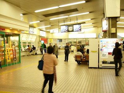 左に自動券売機が並び奥には緑の窓口のある明るい広場