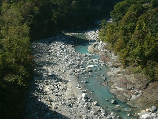 青い水が流れる峡谷