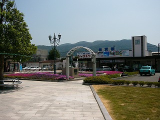 噴水とグラジオラスと敦賀駅。