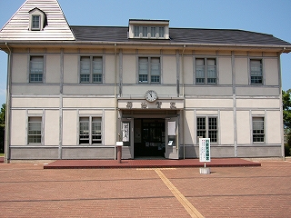 先ほどの旧敦賀港駅を正面から。背景に余計なものを写していない。