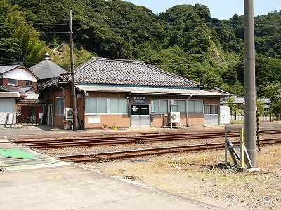 駅舎と線路。