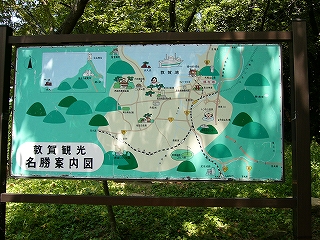 山地を鶯色で平坦に表現した「敦賀観光名称案内図」。看板はけっこう昔風だ。枠はこげ茶色。