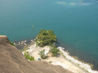 木の茂った岩の小島が短く地続きになっている。