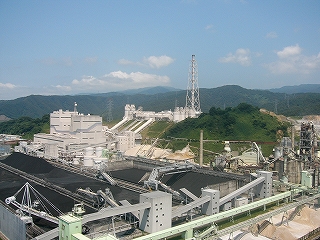 巨大な長方形の石炭置き場と山手にかかるように作られた火力発電所
