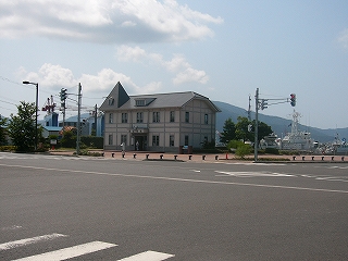 港前のすっきりした交叉点と旧敦賀港駅