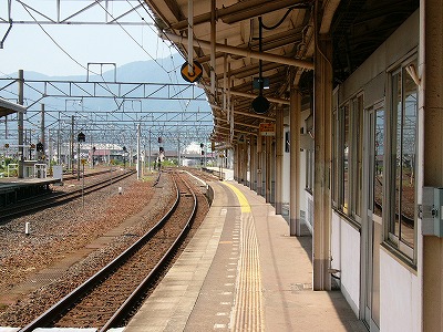 上と同じ4番線から、遠くに大きくカーブした敦賀駅構内を望む。
