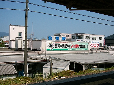 「敦賀、京阪神がより便利で快適に」の横長の広告の上に、青い字の敦賀駅という大きな表示。